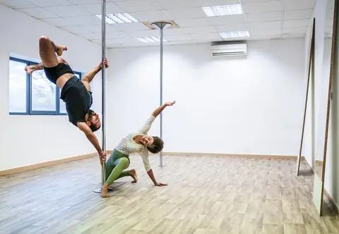 Pole dance dla początkujących. Jak zacząć?