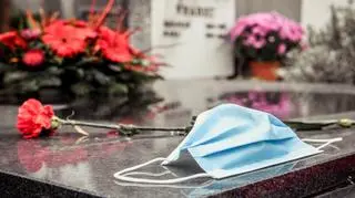 Śmierć na COVID-19 bez pożegnania. „Rzeczy mamy wyniesiono na chodnik w worku na śmieci”