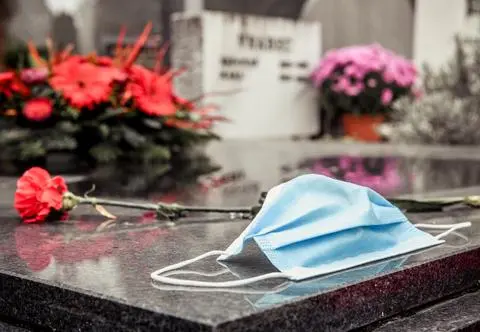Śmierć na COVID-19 bez pożegnania. „Rzeczy mamy wyniesiono na chodnik w worku na śmieci”
