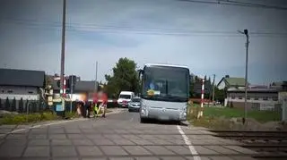 Autokar z dziećmi na zamkniętym przejeździe kolejowym. Decyzję o wjechaniu na tory podjęli kierowca i nauczycielka