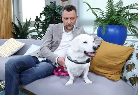 Czy twój pupil śpi z tobą w łóżku? "Potrafi załamać najbardziej romantyczną atmosferę"