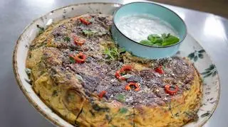 Omlet z ziemniakami, zieleniną i sosem jogurtowym