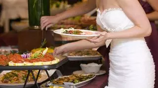 Kradzież jedzenia na weselach? "Wszyscy pracownicy restauracji jedzą na koszt pary młodej"