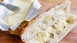 Bułka posmarowana twardym masłem