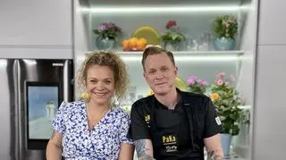 Letnie smaki Patryka Galewskiego. Poznaj jego przepisy na placki ziemniaczane, smażonego banana, ruchanki z rabarbarem czy owoce zapiekane pod kruszonką