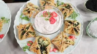 Pierożki otwarte z serem Lazur Błękitny, zieleniną i sosem ze skyru i rabarbaru