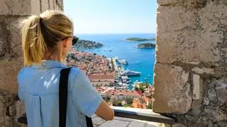 Jasnowłosa kobieta podziwiająca panoramę miasta w Chorwacji.
