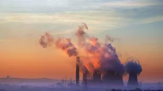 dymy z kominów zakładów przemysłowych, kryzys klimatyczny