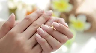Gwiazdy pokochały naturalny manicure. Jak go wykonać?
