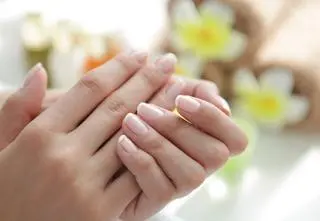 Gwiazdy pokochały naturalny manicure. Jak go wykonać?