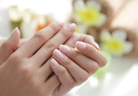 Gwiazdy pokochały naturalny manicure. Jak go wykonać?