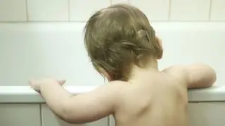 Wykąpała dziecko w zlewie. Internauci: "Te brudne naczynia wokół"