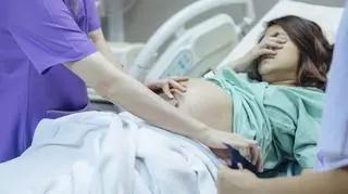 Kobieta na sali porodowej