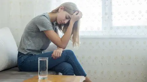 Nastolatka z bólem głowy 