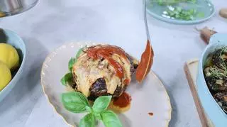 Grillowana kapusta nadziewana mięsem z sosem