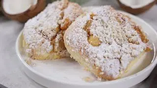 Drożdżówki z gruszkami w karmelu pod cynamonowa kruszonką