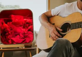 Znany artysta śpiewa kołysanki dla psów. Internauci nie kryją zachwytu