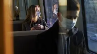 ludzie w maseczkach w autobusie