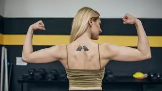 Czy po zrobieniu tatuażu można ćwiczyć na siłowni? Co na to wpływa?