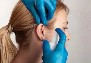 Przekłucie helix piercing. Jak dbać o ucho i wspomagać gojenie?