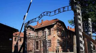 82. rocznica pierwszego transportu Polaków do Auschwitz. "Wyjście stąd prowadzi tylko przez komin krematorium"