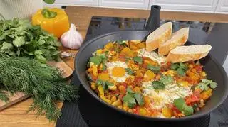 Smaki Bliskiego Wschodu na dobry początek dnia. Jak przygotować szakszukę z ciecierzycą?