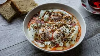 Jajka po turecku, czyli cilbir - najlepsze przepisy na pyszne śniadanie 
