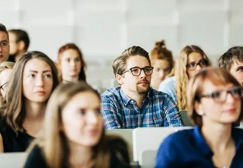Już tylko 1/4 polskich studentów jest niezaszczepiona. "Studenci zakażają się znacznie rzadziej, niż przeciętni Polacy"