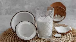 Kawa z mlekiem kokosowym. Dlaczego warto ją pić?