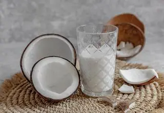 Kawa z mlekiem kokosowym. Dlaczego warto ją pić?