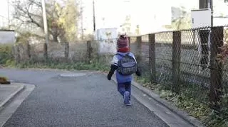 Mały chłopiec idzie sam ulicą