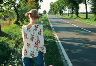 Czy podróżowanie autostopem jest bezpieczne dla kobiet? "Są częściej podwożone"