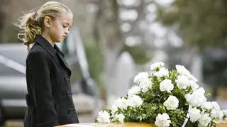 Czy dziecko powinno uczestniczyć w pogrzebie? "Dobrze jest pozwolić mu samemu podjąć decyzję"