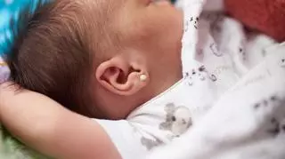 Matka przebiła uszy nowo narodzonej córeczce. "Zrobiłam to, ponieważ chciałam" 