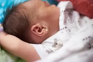 Matka przekłuła malutkiej córeczce uszy 