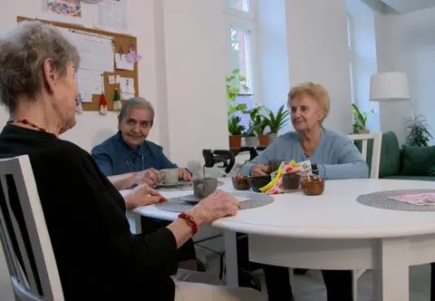 Nieznajome seniorki zamieszkały pod jednym dachem. "Stworzyły nową rodzinę"