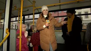 Emerytowany autobus miejski pomaga dzieciom