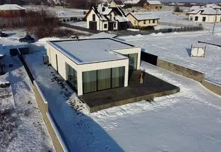 Mieszka w domu samowystarczalnym. "Nie płacimy rachunków, jeśli chodzi o prąd"