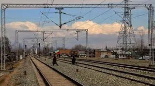 10-letnie dzieci układały na torach kamienie i czekały, co się stanie