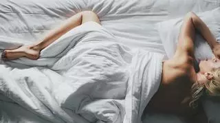 Spanie nago w upalne noce - jak wpływa na zdrowie?