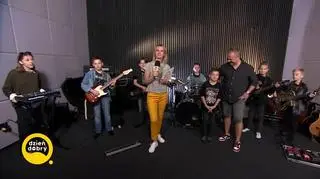 Młody muzyk w drodze po swoje marzenia