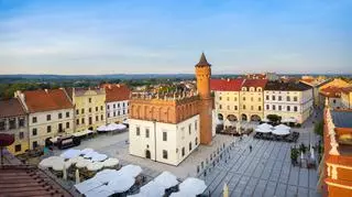 Tarnów, Polska. Widok z lotu ptaka na rynek i budynek zabytkowego ratusza