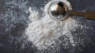 Niezawodny sposób na szybkie wyczyszczenie blach do pieczenia