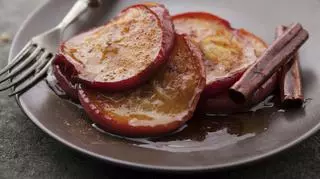 Jesienny deser - jabłka pieczone z cynamonem. Sprawdź przepis