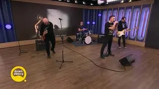 GoldeN Life w utworze “Oprócz błękitnego nieba” 