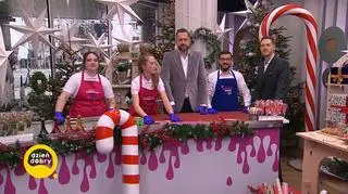 Elfy robią cukierki na choinkę 
