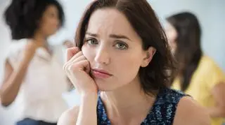 Smutna kobieta. Negging. Fałszywe komplementy. 