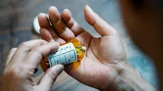 Polacy są uzależnieni od leków przeciwbólowych? "To jest paradoksem" 