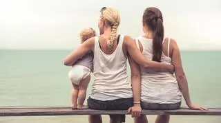 "Mamusia i mama". Wyjątkowe zdjęcie po narodzinach dziecka dwóch kobiet 