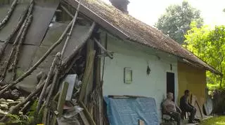 Dom 75-letniej Pani Marii został zniszczony przez powódź. Na ratunek ruszyli widzowie Uwagi! TVN